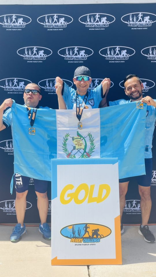 Raúl Pérez con medalla o reconocimiento, momento 5